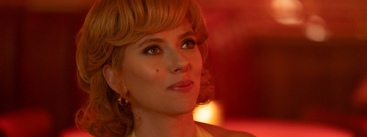 Kelly Jones (Scarlett Johansson) in Fly Me To The Moon..