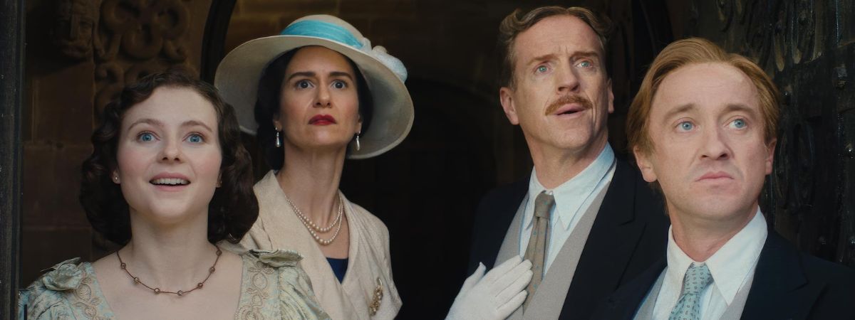 Thomasin McKenzie, Katherine Waterston, Damien Lewis and Tom Felton in Fackham Hall.
