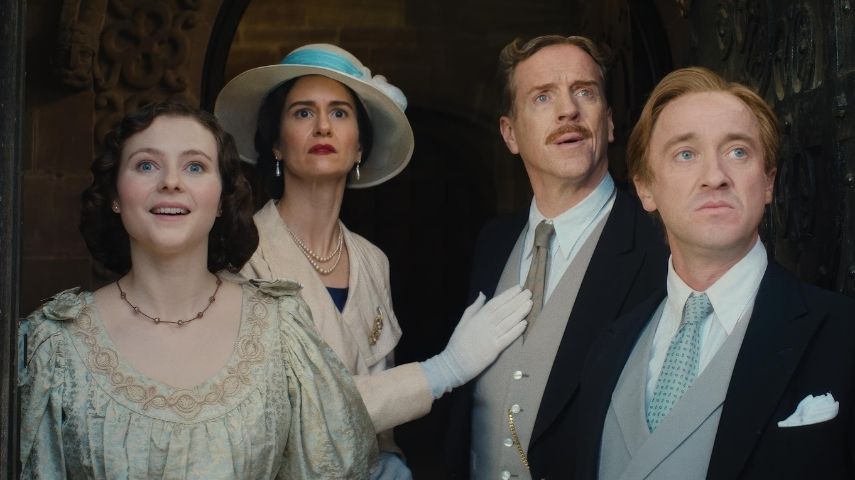 Thomasin McKenzie, Katherine Waterston, Damien Lewis and Tom Felton in Fackham Hall.
