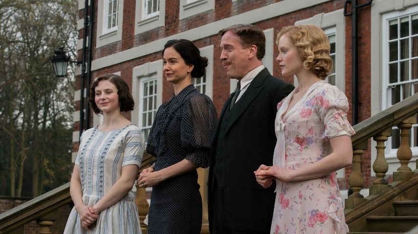 Thomasin McKenzie, Katherine Waterston, Damien Lewis and Emma Laird in Fackham Hall.
