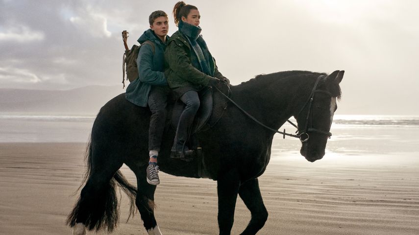 Maisie Williams and Roman Griffin Davis in 500 Miles